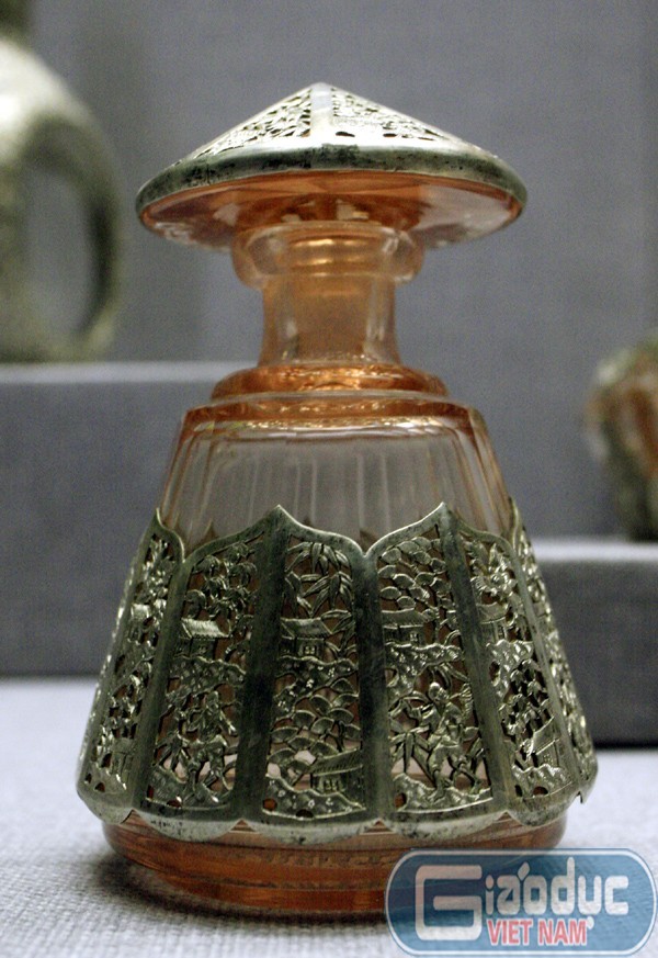 Lọc nước hoa làm từ thủy tinh bọc bạc quí thế kỷ 19 - 20 triều Nguyễn
